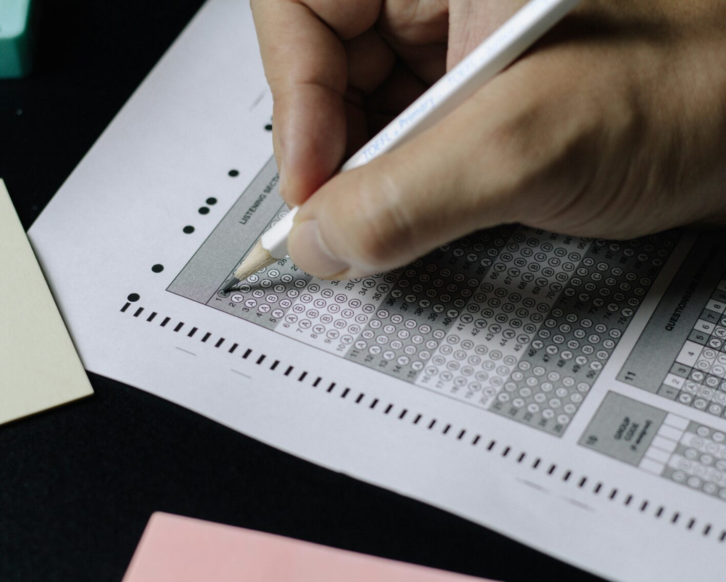 Un microplan d'une personne qui remplit le début d'une feuille de test à bulles.